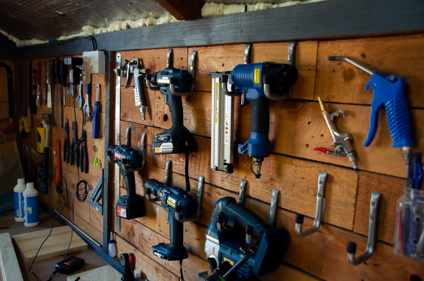 Gereedschapswand in een werkplaats met elektrisch gereedschap aan haken